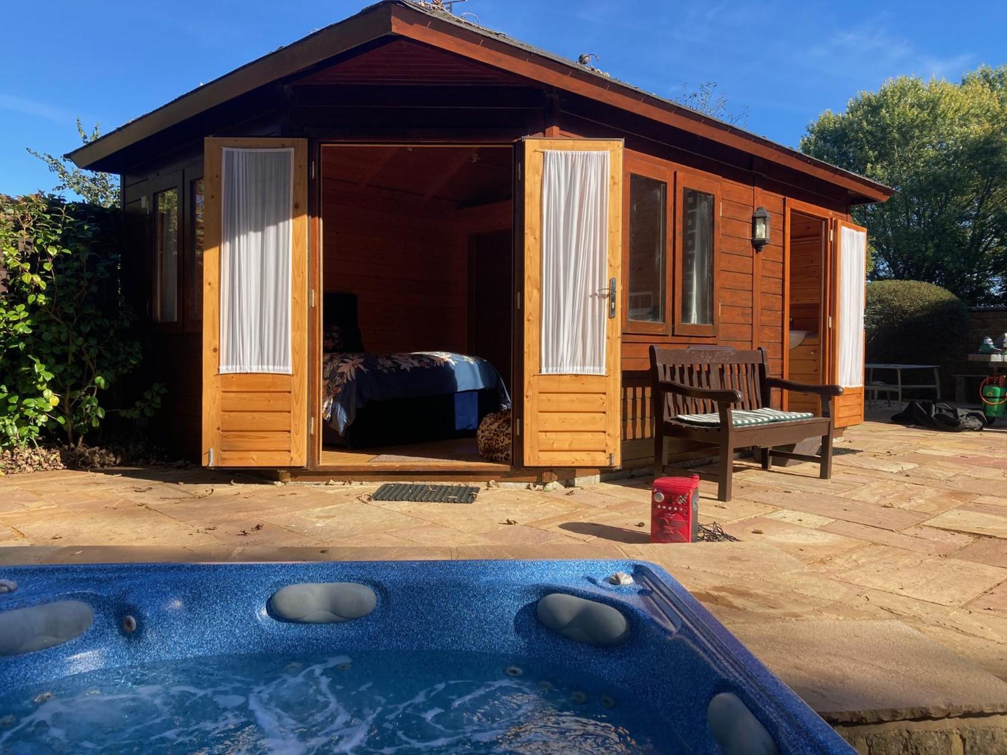 Exclusive 2 Bedroom Apartment With Summer House And Hot Tub 대번트리 외부 사진